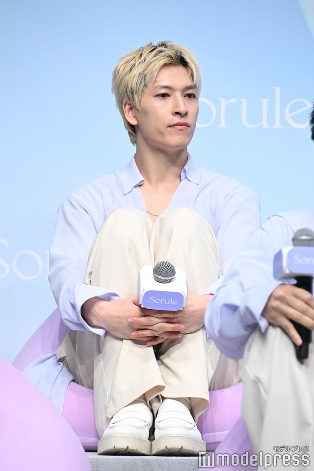 やわらかクッションに体育座りで座る金城碧海（C）モデルプレス