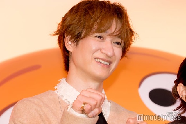 玉森裕太のぴったりそばにサインを書いた宮田俊哉（C）モデルプレス