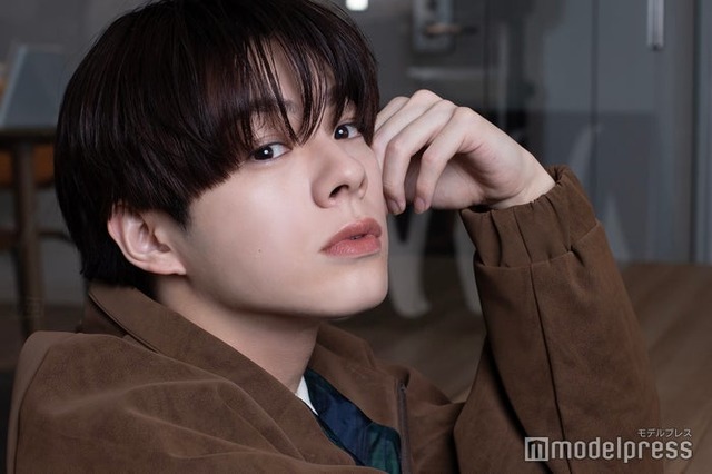モデルプレスのインタビューに応じた宇佐卓真（C）モデルプレス