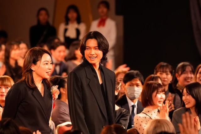 塚原あゆ子氏、松村北斗（C）日本アカデミー協会