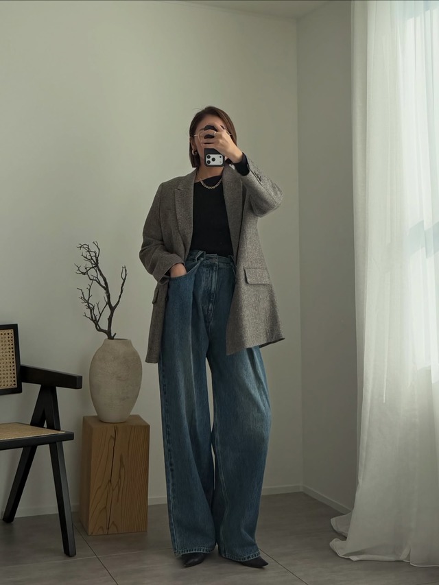 チェック柄ジャケットを味方に。インナーで遊び心を添えた大人のデニム着こなし【40代の毎日コーデ】