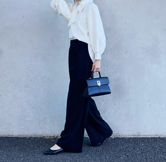 オフィスでもハレノヒでも気品が出る。【ボウタイブラウス】が主役のモノトーンパンツコーデ【40代の毎日コーデ】