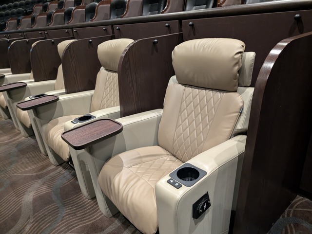 プレミア ラグジュアリー シート®イメージ（ＴＯＨＯシネマズ 日比谷）名古屋栄に導入されるものとは仕様が異なります