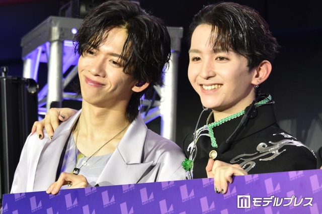 肩を組む“リョガミロ”リョウガ、高岡ミロ（C）モデルプレス