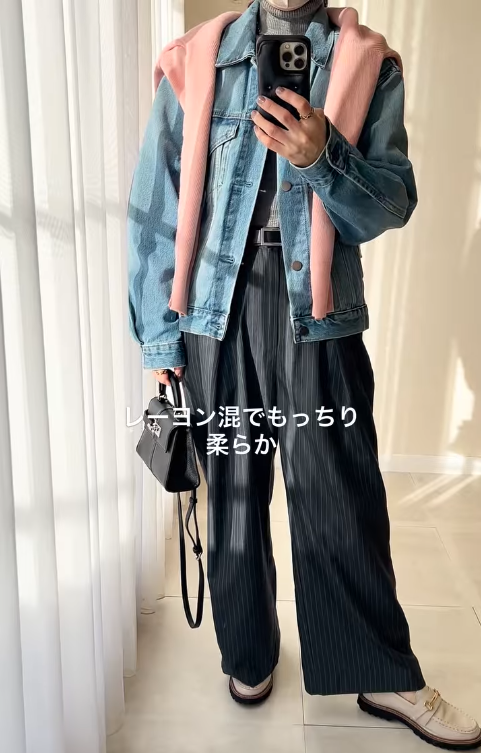 ピンクニットの肩掛けワザで春らしく。大人のデニムジャケットスタイル【40代の毎日コーデ】