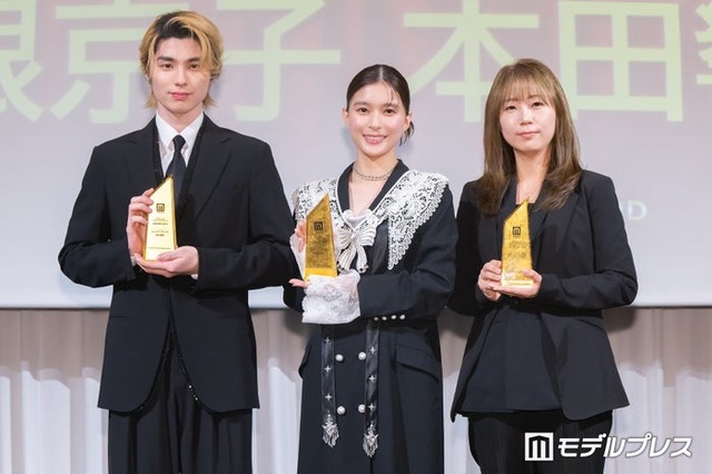 「モデルプレスベストドラマアワード」ベストドラマ1位を受賞した「波うららかに、めおと日和」チーム／本田響矢、芳根京子、宋ハナプロデューサー（C）モデルプレス