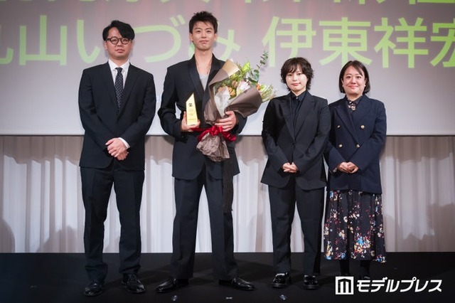 「モデルプレスベストドラマアワード」授賞式に登壇した伊東祥宏監督、竹内涼真、杉田彩佳プロデューサー、丸山いづみプロデューサー（C）モデルプレス
