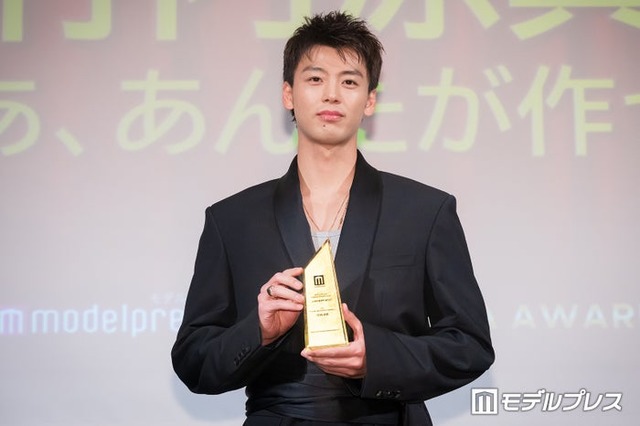 「モデルプレスベストドラマアワード」主演俳優部門1位を受賞した竹内涼真（C）モデルプレス
