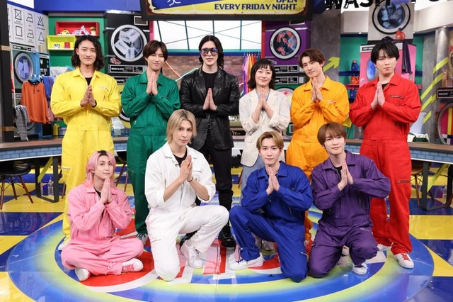 （前列左から）佐久間大介、ラウール、渡辺翔太、深澤辰哉（後列左から）岩本照、阿部亮平、ROLAND、菅野美穂、向井康二、宮舘涼太（C）TBS