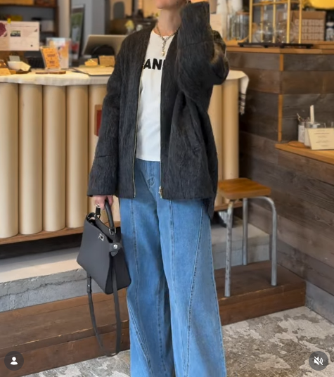 シャギーノーカラーコートが主役。白ロゴＴ×デニムの冬→春スイッチ着こなし【40代の毎日コーデ】