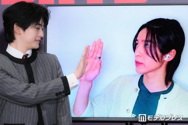 映画「SAKAMOTO DAYS」（4月29日公開）完成披露舞台挨拶で高橋文哉＆目黒蓮が“ハイタッチ”（C）モデルプレス