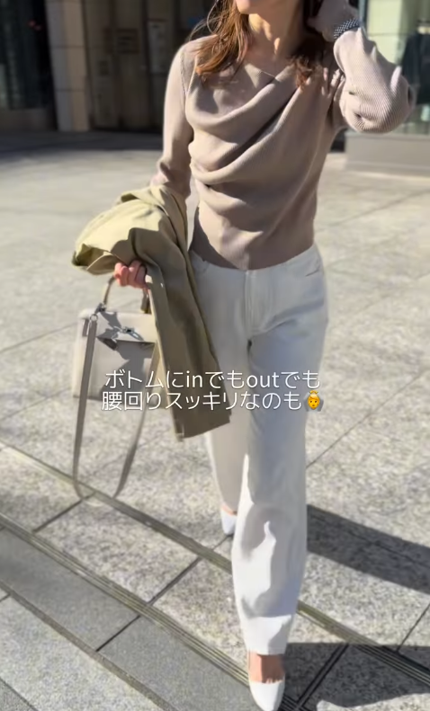 春の着やせするリブニット。選ぶコツはデコルテのデザインとフィット感【40代の毎日コーデ】