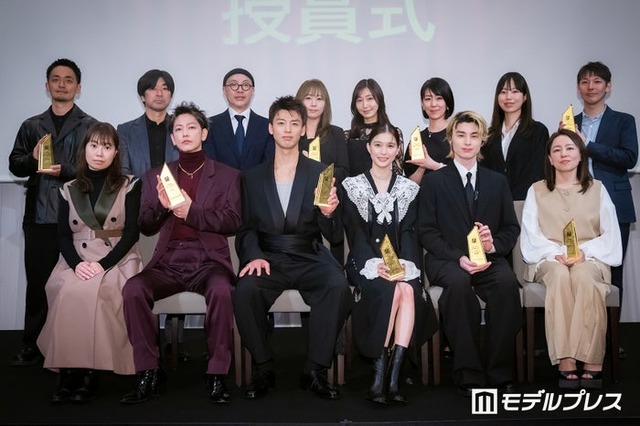 「モデルプレスベストドラマアワード」授賞式に登壇した（前列左から）岡野真紀子氏、佐藤健、竹内涼真、芳根京子、本田響矢、塚原あゆ子監督（後列左から）荒井俊雄氏、櫻井紘史氏、アベゴウ氏、宋ハナ氏、小林杏奈氏、寺田御子氏、井上穂乃香氏、倉地雄大氏（C）モデルプレス