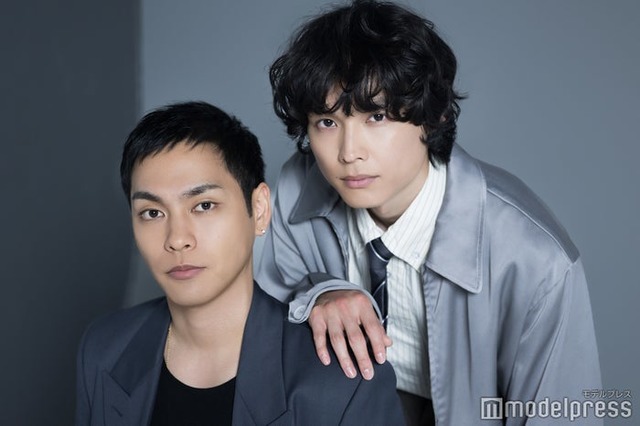 モデルプレスのインタビューに応じた柳楽優弥、松村北斗（C）モデルプレス