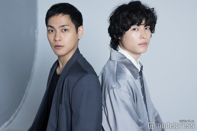 モデルプレスのインタビューに応じた柳楽優弥、松村北斗（C）モデルプレス
