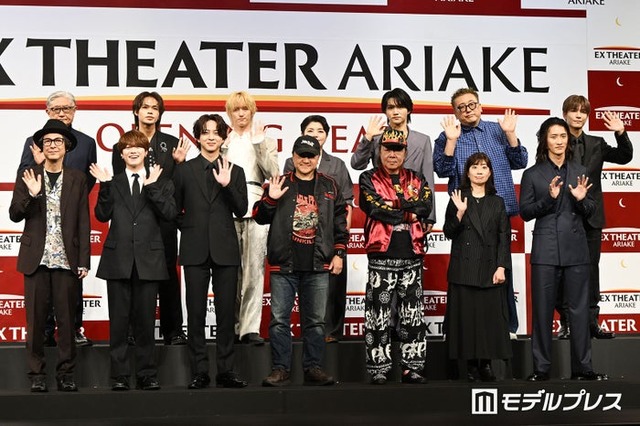 （前列左から）河原雅彦、大橋和也、寺西拓人、いのうえひでのり、古田新太、小山ゆうな、岩本照（後列左から）堤幸彦、上田竜也、川島如恵留、小林香、三浦宏規、福田雄一、岩田剛典（C）モデルプレス