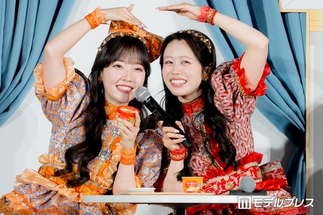 食レポ対決で勝利した川本笑瑠、佐野愛花（C）モデルプレス