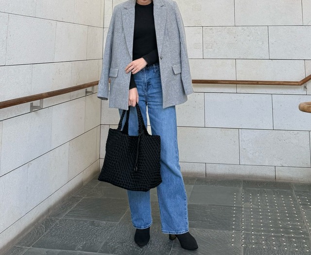大容量トートバッグをオシャレに持つ。荷物が多い日に参考にしたいハンサムスタイル【40代の毎日コーデ】