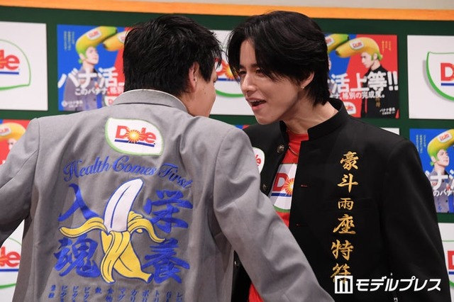 睨み合う豆原一成、佐藤景瑚（C）モデルプレス