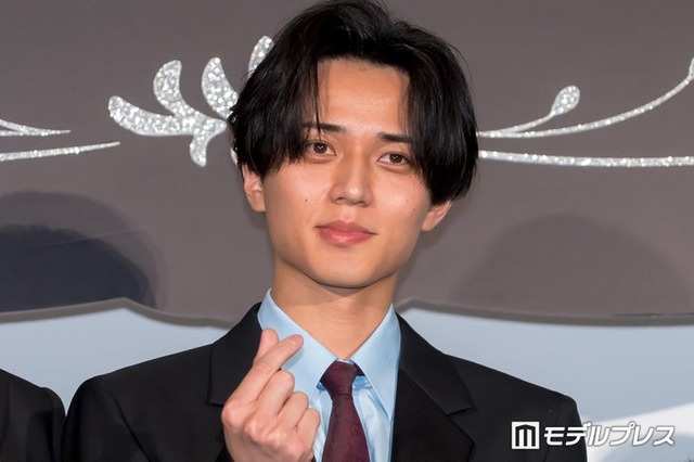 指ハートを決める永瀬廉（C）モデルプレス