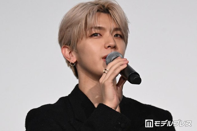 池崎理人の新たな一面を明かす高塚大夢（C）モデルプレス