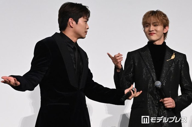 大橋和也の挨拶を披露し、メンバーにツッコまれる後藤威尊、「あ！」と指摘する田島将吾（C）モデルプレス