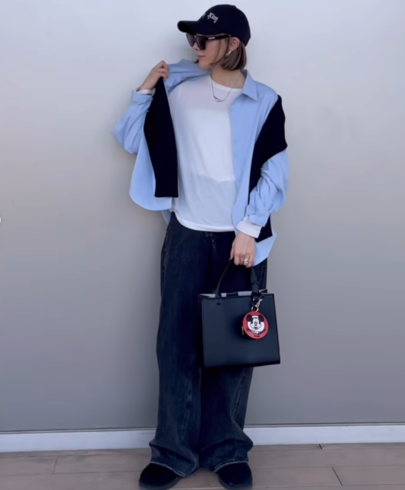 そろそろ【ユニクロ】シアーＴをワードローブに。レイヤードコーデで一気に春感が増す大人のデニムスタイル【40代の毎日コーデ】