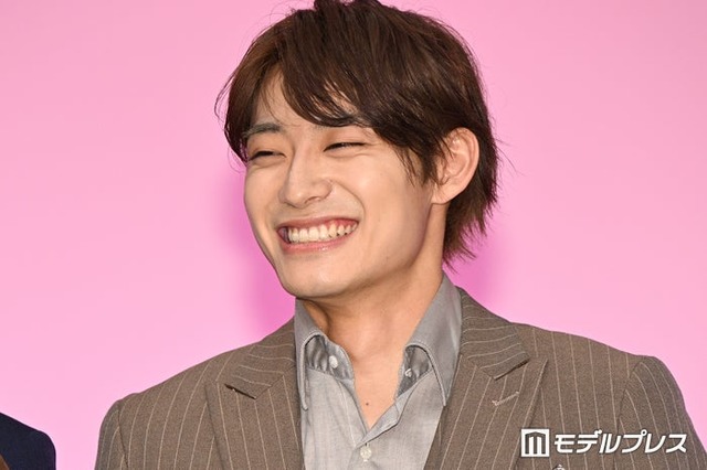 たくさんの女性とのスチール撮影に緊張した髙松アロハ（C）モデルプレス