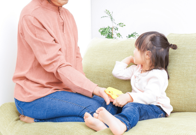 クッキーを落として泣きそうな4歳孫　それを見た70代祖母が台所から戻ると⇒まさかの行動に孫が大喜び