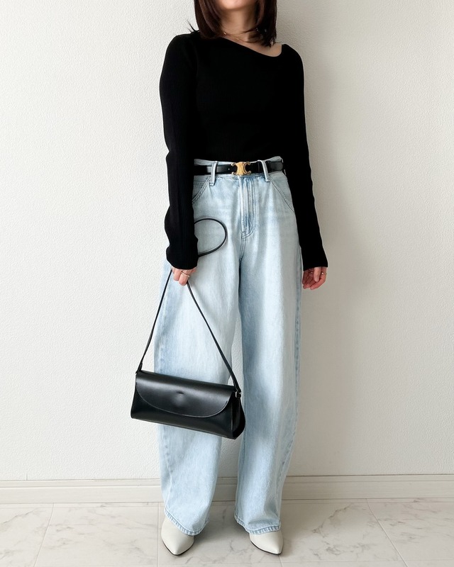 黒トップス×淡いデニム。定番コーデをオシャレ感を出しているのはアシンメトリーな襟元【40代の毎日コーデ】