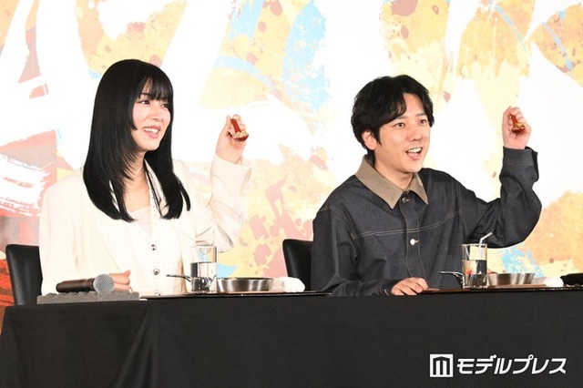 新商品発表会に出席した池田エライザ、二宮和也（C）モデルプレス