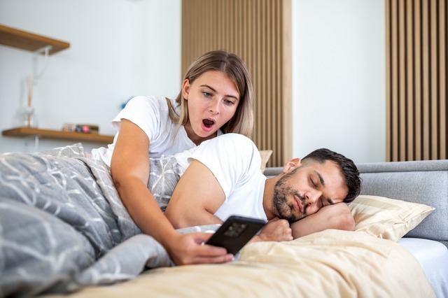 「離婚したくても、1円も取れない!?」出会い系アプリで遊び放題の夫。児童手当や学資保険…総額500万円を使いこみ、借金まみれの夫