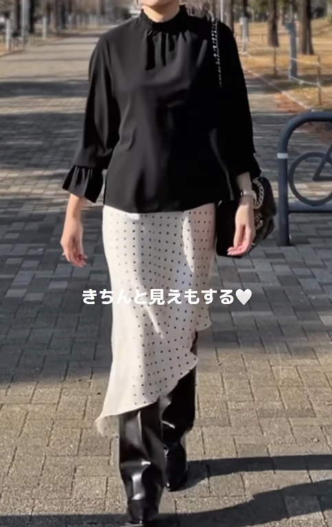 デイリーにもオケージョンにも映える黒のフリルブラウス。大人世代にちょうどいい甘すぎない着こなし【40代の毎日コーデ】