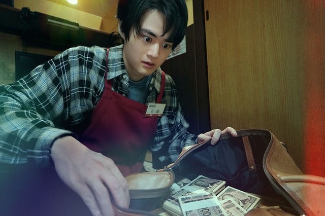 場面写真_佐藤寛治（鈴鹿央士）（C）曽根圭介／講談社　（C）2026「藁にもすがる獣たち」製作委員会