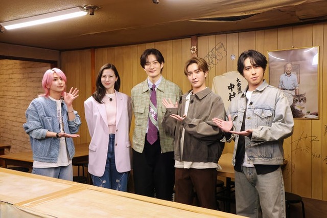 佐久間大介、中条あやみ、岡田将生、渡辺翔太、宮舘涼太（C）TBS