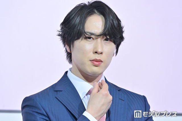 “アンドロイド”になりきる宮舘涼太（C）モデルプレス