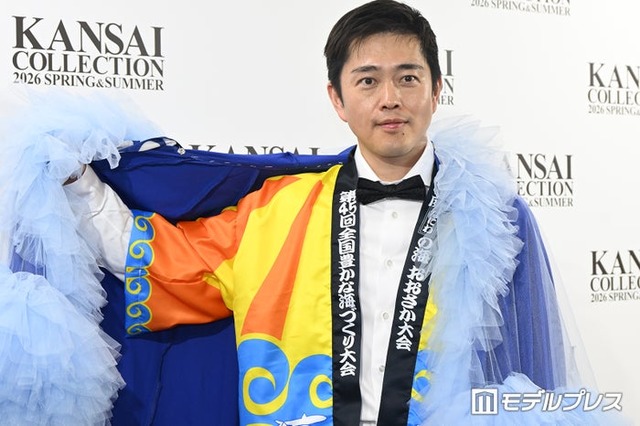 「KANSAI COLLECTION 2026 SPRING＆SUMMER」囲み取材に応じた吉村大阪府知事（C）モデルプレス