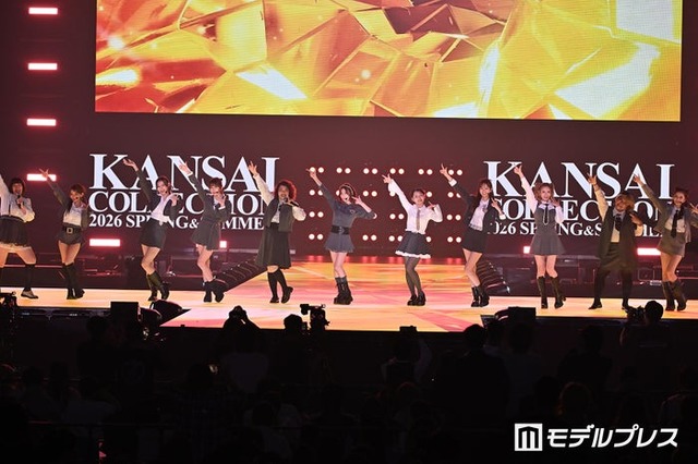 CHANCE GALsとパフォーマンスする川村エミコ、やしろ優、平野ノラ、松浦景子（C）モデルプレス