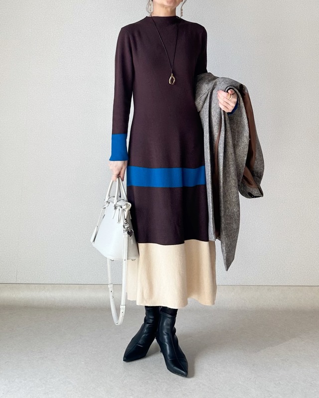 一枚でキマる。カラーラインで魅せる洗練された大人のワンピース術【40代の毎日コーデ】