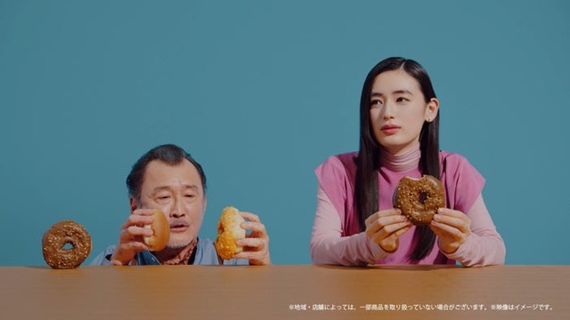 吉田鋼太郎、八木莉可子／新TVCM「超も～っちりパン」篇（提供写真）