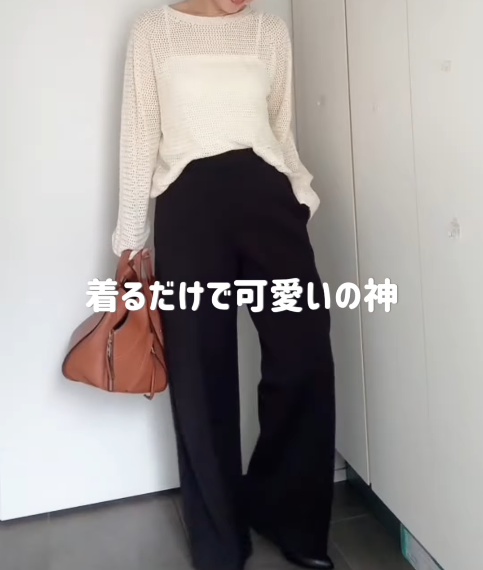 シンプルなのにほどよく華やかな【ユニクロ】メッシュニット。透け感で遊ぶ洗練モノトーンスタイル【40代の毎日コーデ】