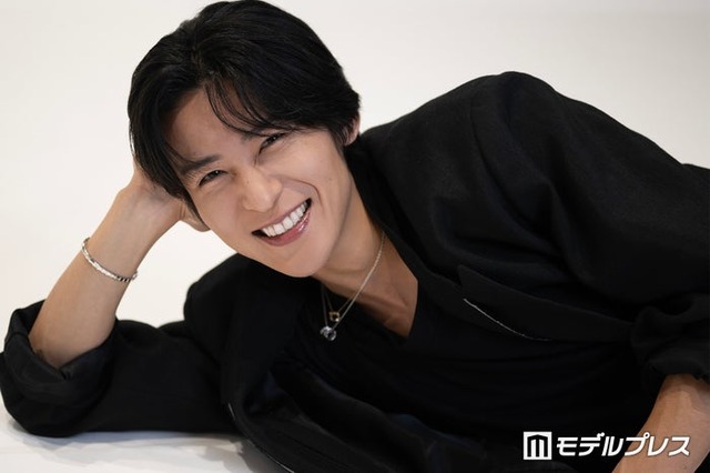 坂本太郎と同じように寝そべってくれた目黒蓮（C）モデルプレス