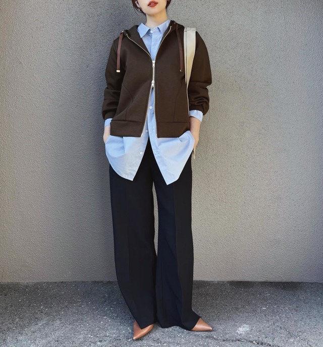 大人おしゃれなブラウン×ブルー配色。こなれ感が出る参考にしたい色遊び術【40代の毎日コーデ】