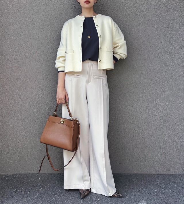 白系ワントーンの大人のパンツコーデ。品と大人感の秘訣はゴールドボタンのアクセント【40代の毎日コーデ】