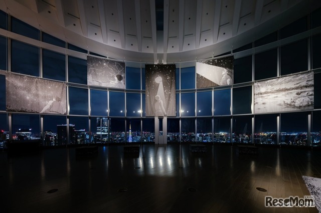 会場エントランス（夜景）