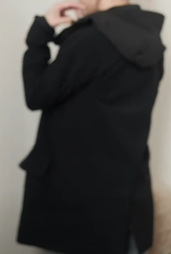 シルエットがおしゃれな【GU】シェルパーカ。雨も肌寒さもしのげる、持っていると安心の一枚って？【40代の毎日コーデ】