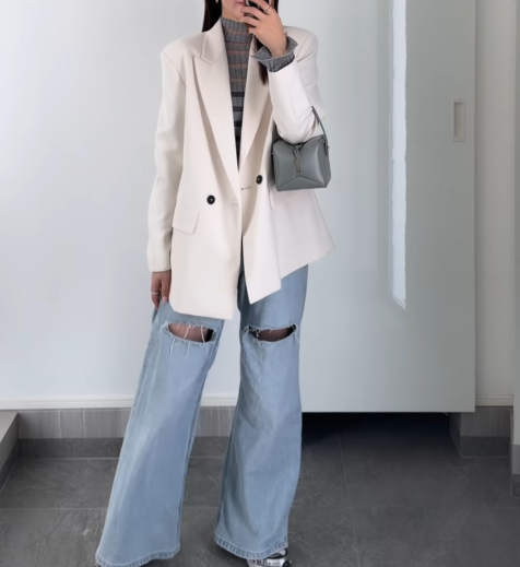 ZARAのオーバーサイズ白ジャケットが主役。×ワイドデニムで作るこなれ感ある春の着こなし【40代の毎日コーデ】