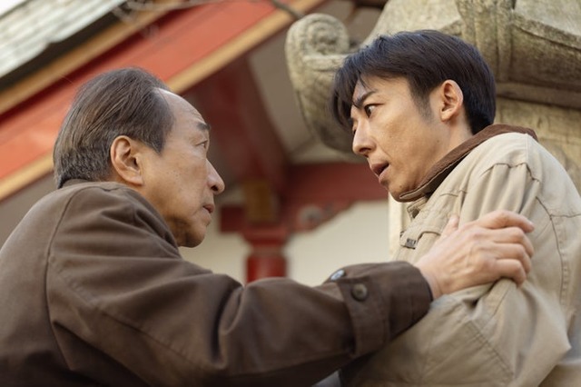 小日向文世、高橋一生「リボーン ～最後のヒーロー～」第1話（C）テレビ朝日