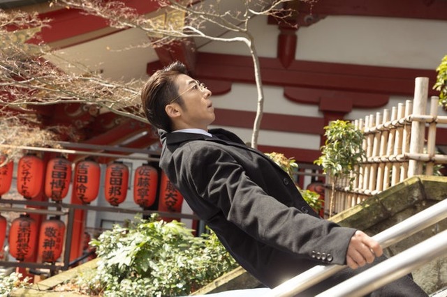 高橋一生「リボーン ～最後のヒーロー～」第1話（C）テレビ朝日