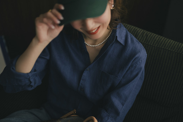 「これが磁気ネックレス!?」重度の肩コリに悩まされ続けてきた47歳ライターが、“とんでもないパール”を「いつものユニクロ」に合わせてみたら？